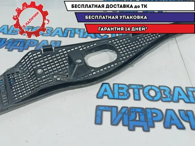 Решетка стеклоочистителя правая Renault Duster 8200294316.