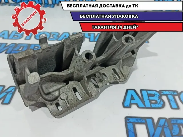 Кронштейн Renault Duster 8200651102. Защита топливной рампы.