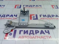 Стеклоподъемник механический задний правый Renault Duster 8200733830