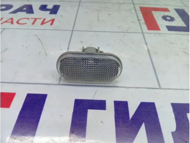 Повторитель на крыло Renault Duster 8200257684