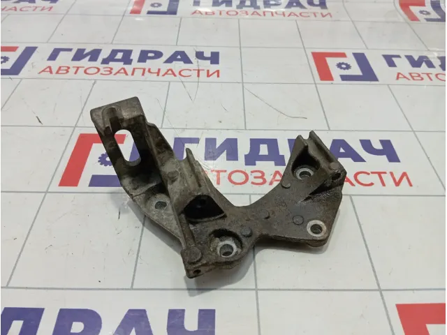 Кронштейн генератора Renault Duster 117102094R
