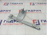 Стеклоподъемник механический задний правый Renault Duster 8200733830