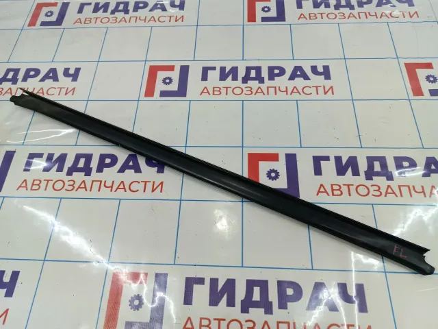 Уплотнитель стекла переднего левого Renault Duster (HS) 8200760256