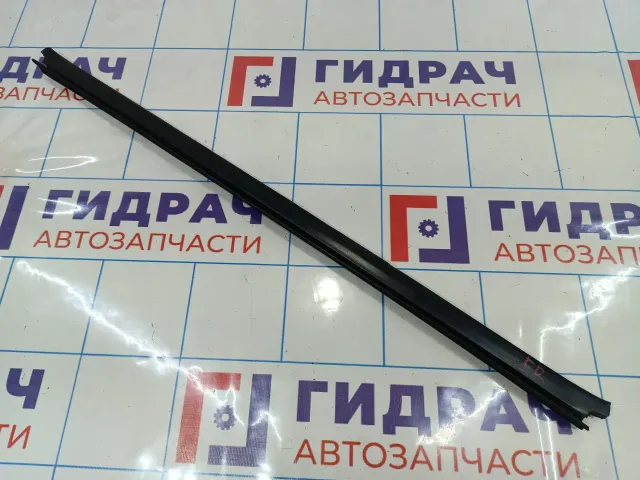 Уплотнитель стекла переднего правого Renault Duster (HS) 8200760255