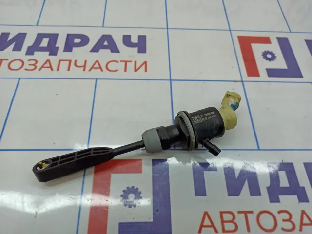 Цилиндр сцепления главный Renault Duster (HS) 306100394R