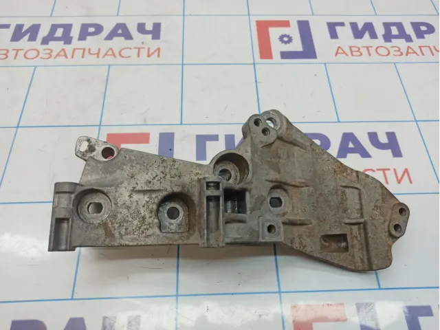 Кронштейн генератора Renault Duster (HS) 8200695957.