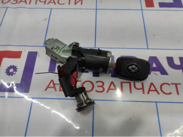 Замок зажигания Renault Duster 6001551102. Со вставкой замка передней левой двери.