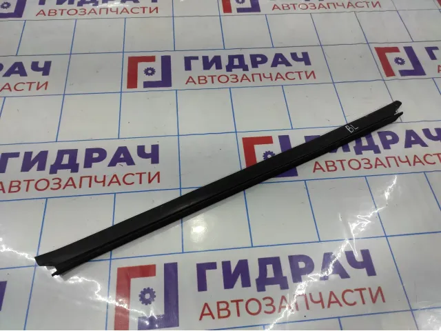 Уплотнитель стекла заднего левого Renault Duster 823310035R.