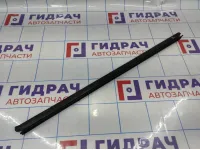 Уплотнитель стекла переднего левого Renault Duster 8200760256.