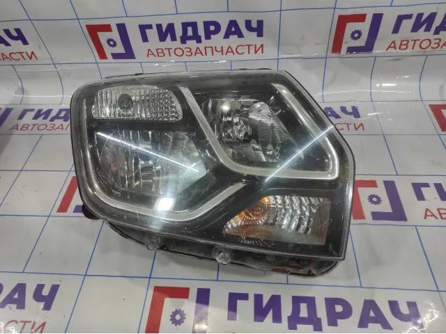 Фара правая Renault Duster 260107307R.Дефект стекла.