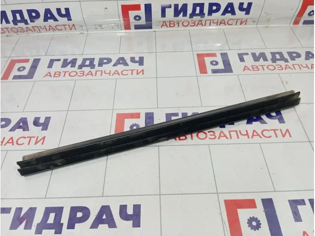 Уплотнитель стекла заднего левого Renault Duster 823316342R