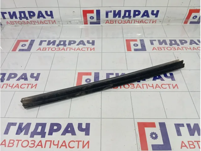 Уплотнитель стекла заднего правого Renault Duster 823300359R