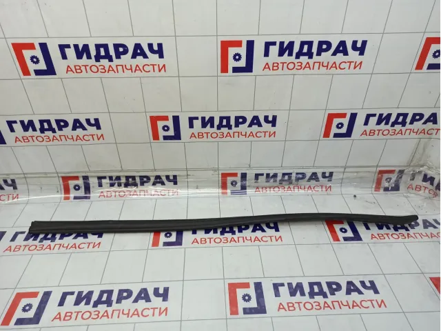 Уплотнитель капота Renault Duster 668307391R