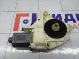 Моторчик стеклоподъемника задний правый Renault Fluence 827300013R