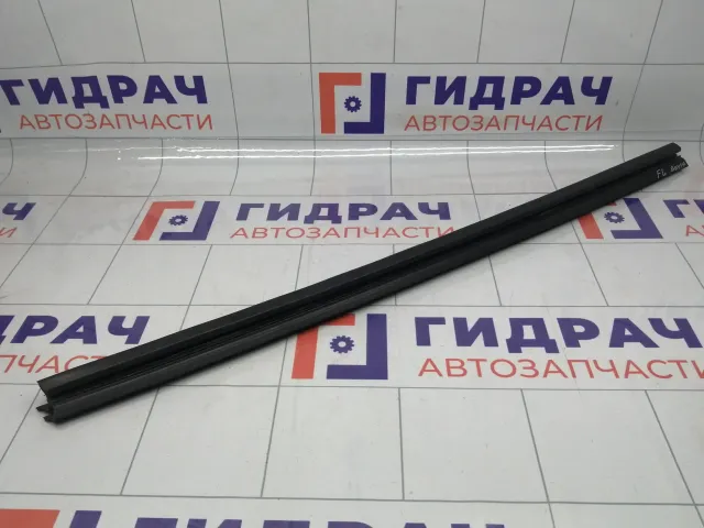 Уплотнитель стекла переднего левого Renault Fluence 803310030R