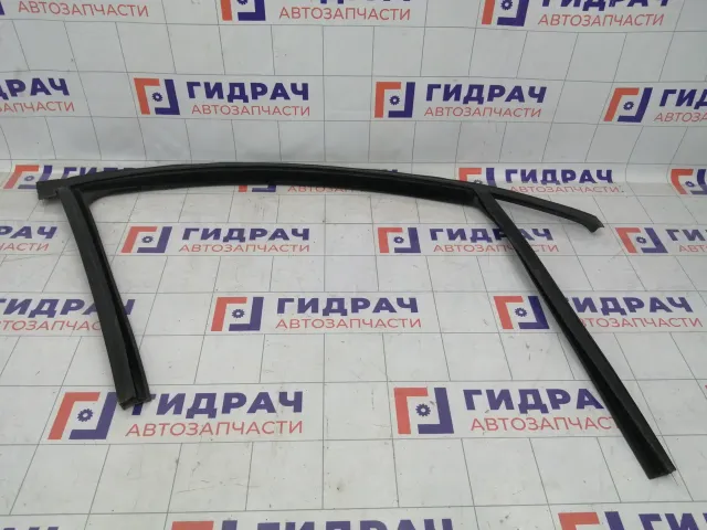 Уплотнитель стекла переднего правого Renault Fluence 803300028R