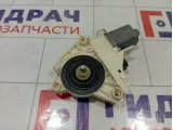 Моторчик стеклоподъемника заднего правого Renault Fluence 827300013R
