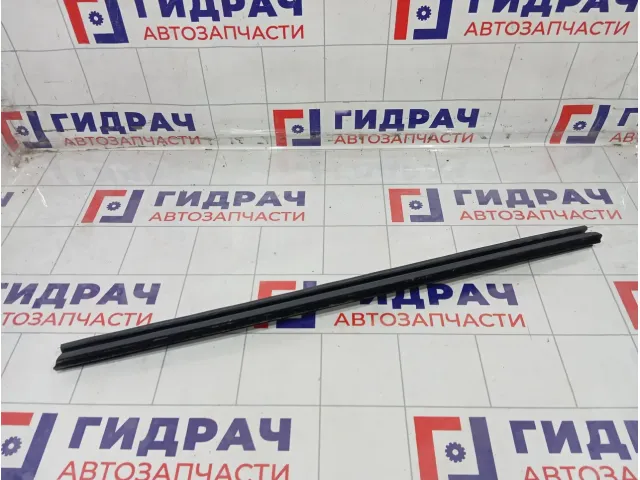 Уплотнитель стекла переднего левого Renault Fluence 803310030R