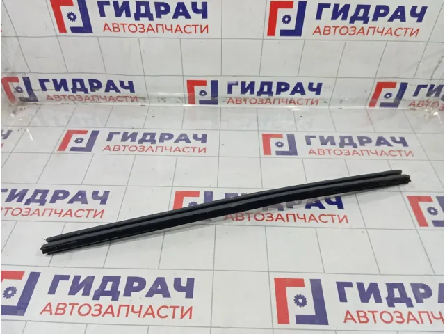 Уплотнитель стекла переднего правого Renault Fluence 803300029R