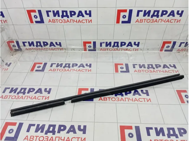 Уплотнитель стекла заднего левого Renault Fluence 823310029R