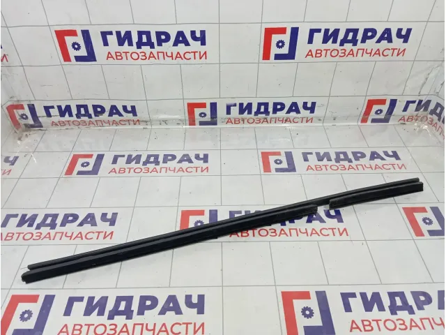Уплотнитель стекла заднего правого Renault Fluence 823300027R