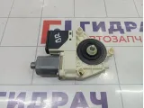 Моторчик стеклоподъемника задний правый Renault Fluence 827306548R