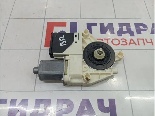Моторчик стеклоподъемника задний правый Renault Fluence 827306548R