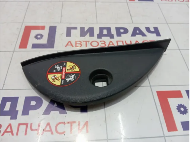 Накладка торпедо правая с торца Renault Fluence 689201633R