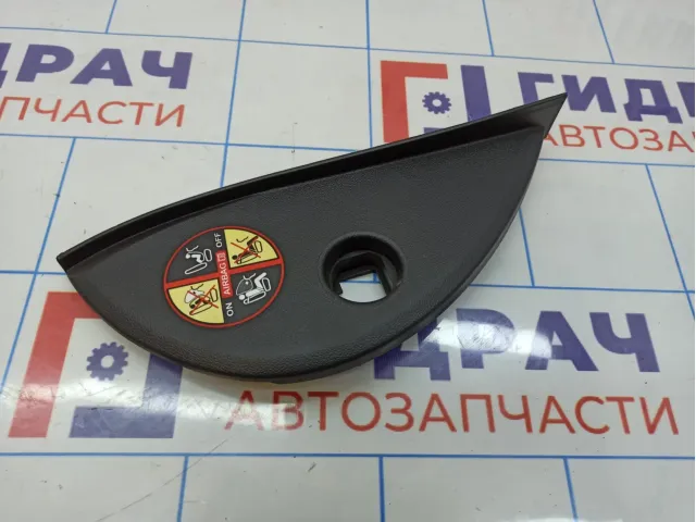Накладка торпедо правая с торца Renault Fluence 689201633R