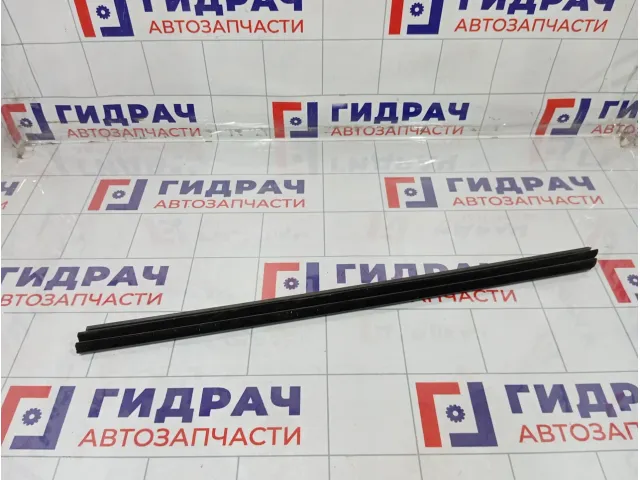 Уплотнитель стекла переднего левого Renault Kaptur 803314772R