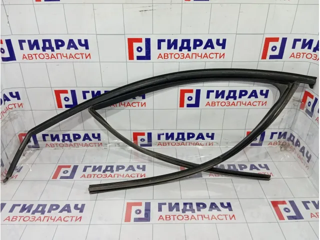 Уплотнитель стекла переднего левого Renault Kaptur 803317044R