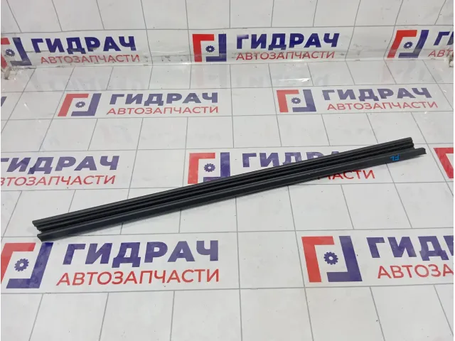 Уплотнитель стекла переднего левого Renault Kaptur 803314772R