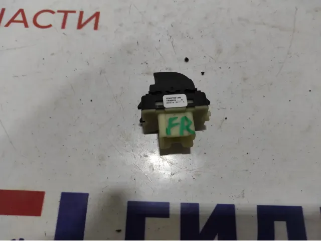 Кнопка стеклоподъемника передняя правая Renault Kaptur 254218614R.