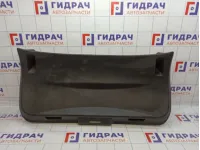Обшивка двери багажника Renault Kaptur 909000909R. Царапины.