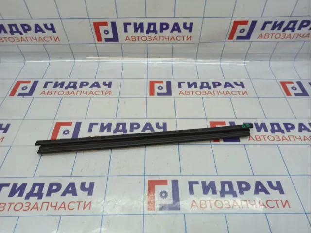 Уплотнитель стекла двери задний правый Renault Kaptur 823309602R.
