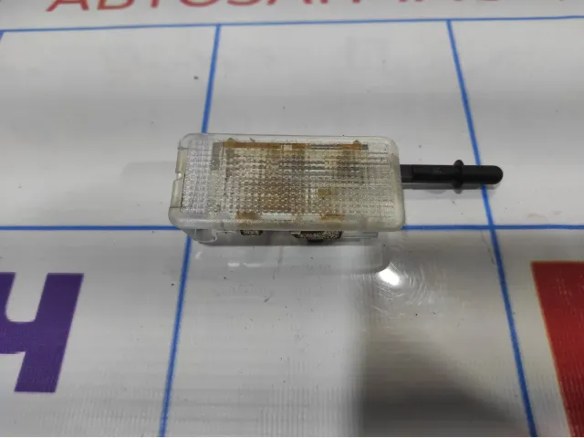 Плафон салонный Renault Kaptur 264759172R. В бардачок.