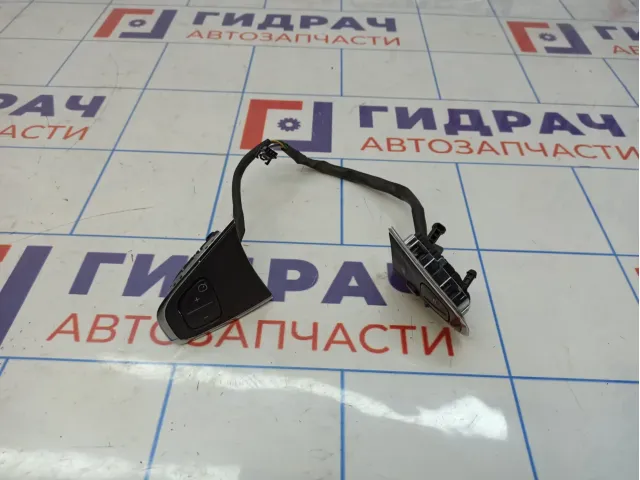 Кнопка многофункциональная в рулевое колесо Renault Kaptur 640657900A