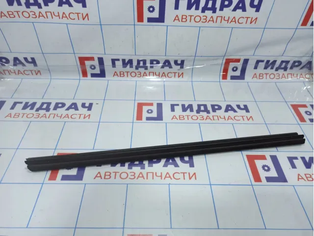 Уплотнитель стекла двери передней правой Renault Kaptur 803303195R