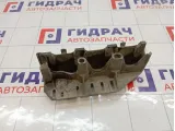 Кронштейн коллектора впускного Renault Laguna 7700110112