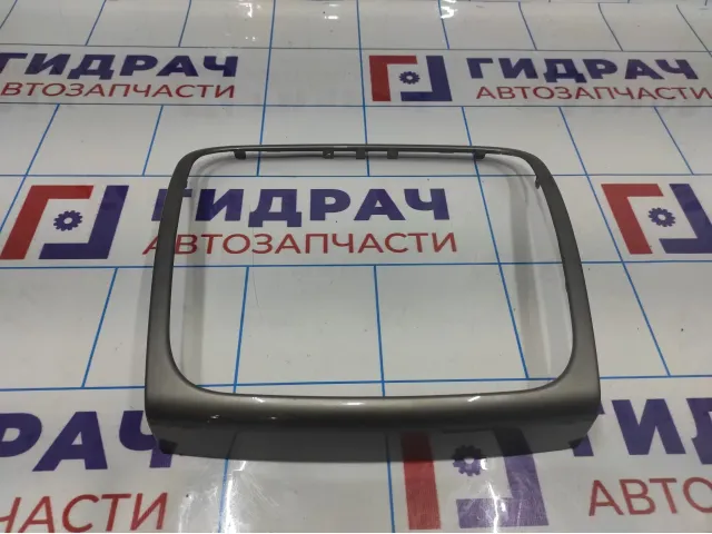 Накладка торпедо декоративная центральная Renault logan 2 Stepway 682604797R.