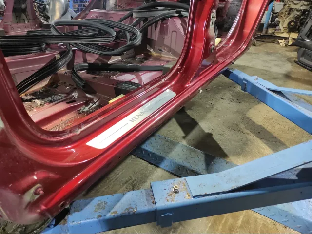 Порог со стойкой левый Renault logan 2 Stepway 760137210R.