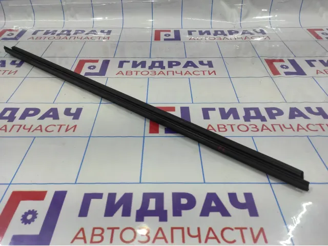 Уплотнитель стекла передний левый Renault logan 2 Stepway 803316664R.