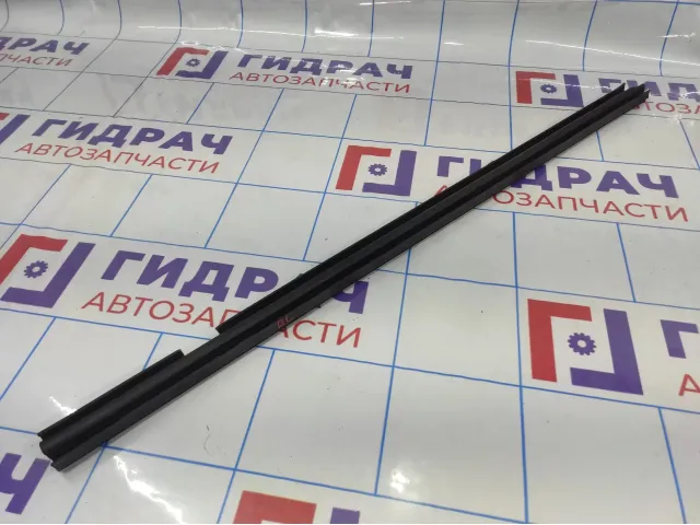 Уплотнитель стекла задний левый Renault logan 2 Stepway 823319176R.