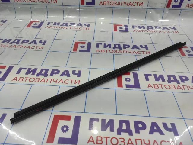 Уплотнитель стекла передний правый Renault logan 2 Stepway 803300180R.