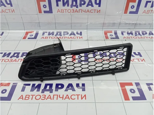 Решетка в бампер правая Renault Logan 6001546784