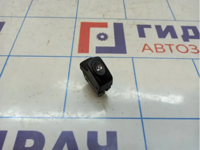 Кнопка стеклоподъемника задняя Renault Logan 8200467793