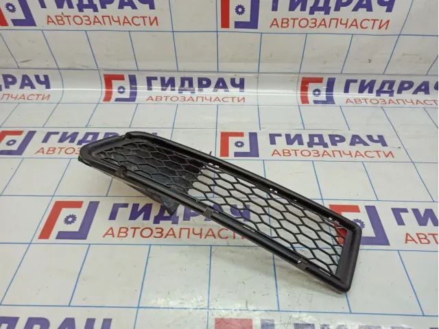 Решетка в бампер левая Renault Logan 8200257965