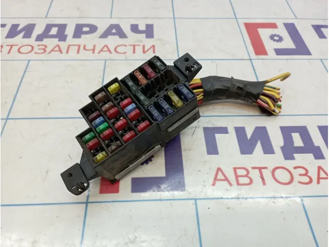 Блок предохранителей Renault Logan 7703297597