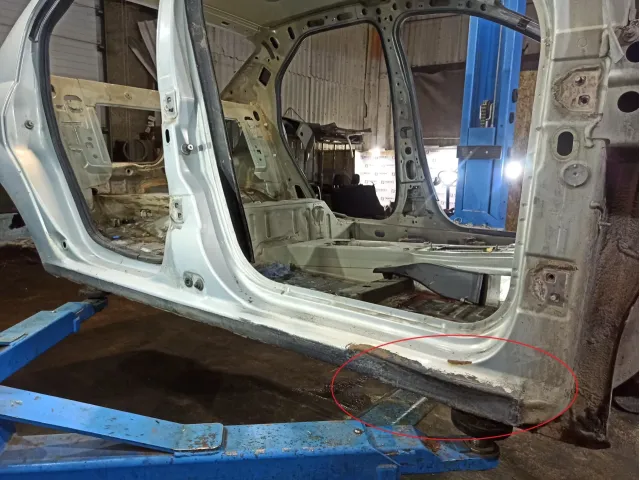 Порог со стойкой правый Renault Logan