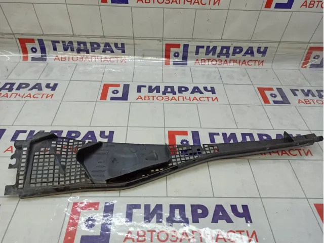 Решетка под лобовое стекло (Жабо) левая Renault Logan 8200825457